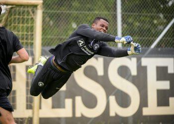 Future Super Eagles number 1? Meet Nigerian goalkeeper who just penned a deal with Midtjylland