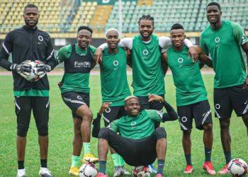 Ex-Arsenal star presents his idol Jay-Jay Okocha his favourite number ten jersey