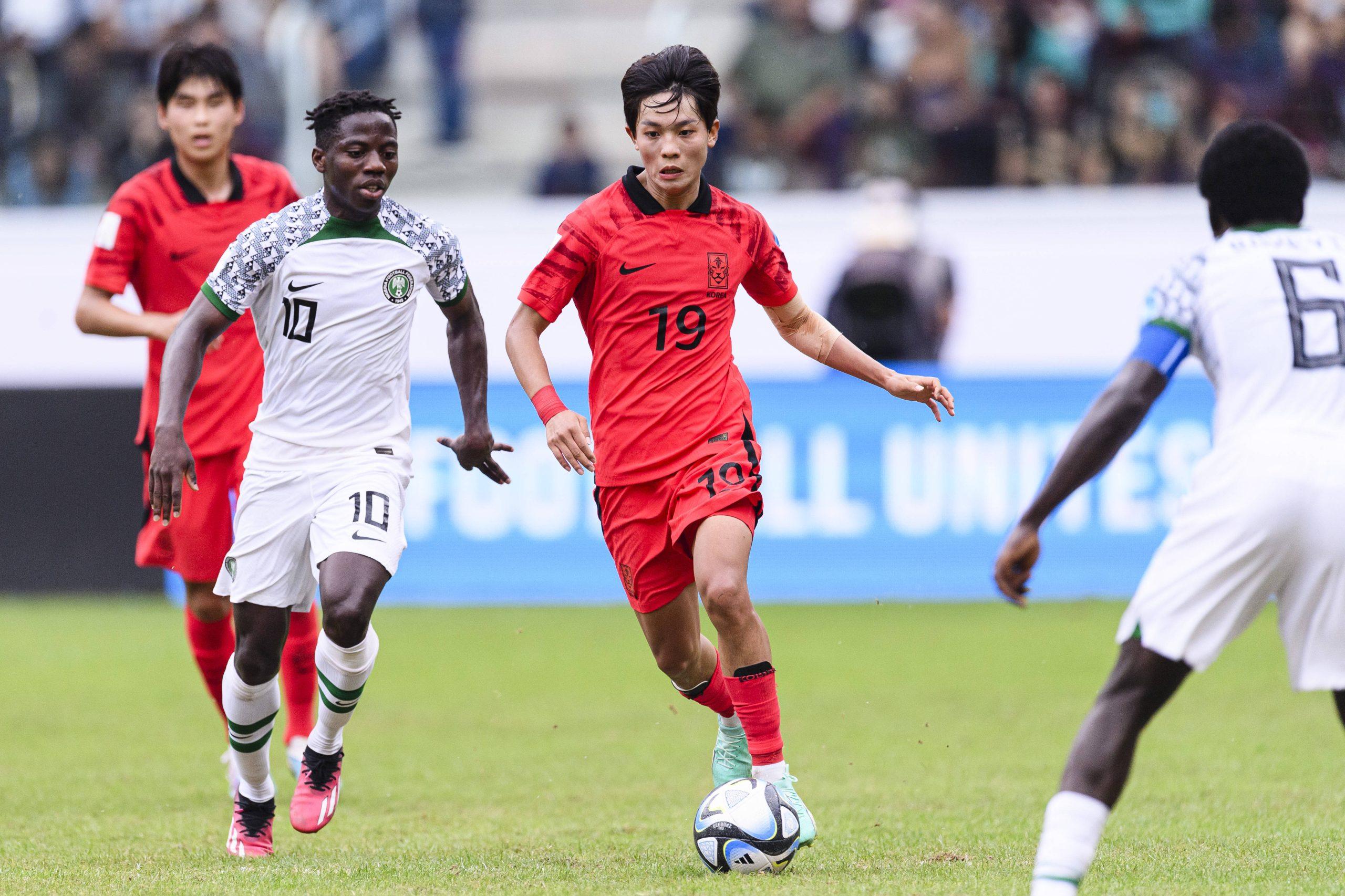 Seojoon Bae of Korea Republic R plays against Victor Eletu of Nigeria L during FIFA U-20 World Cup Argentina 2023 Quarter Finals match between Korea Republic and Nigeria