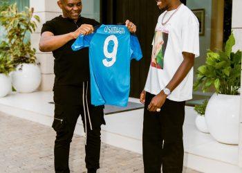 Photo: Victor Osimhen gifts popular Nigerian Business mogul his Napoli jersey