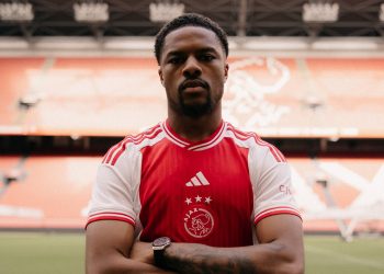 “He would return to England in a year”-  Veteran England coach advises Maurice Steijn on best position for Akpom at Ajax