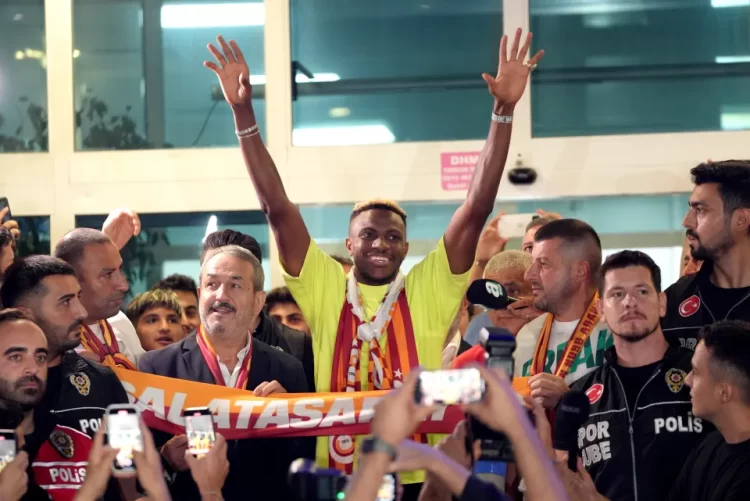 “Crazy” – Manchester City’s treble winning midfielder reacts to Osimhen’s massive Galatasaray welcome