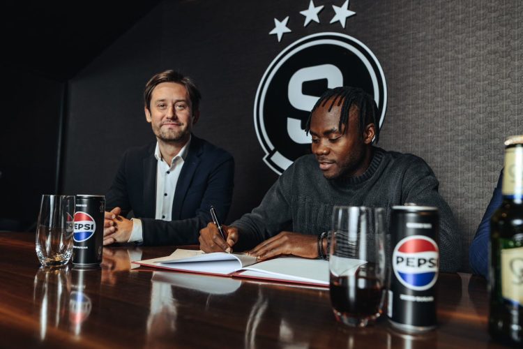 Record signing: Arsenal hero Tomáš Rosický welcomes Nigerian youngster Emmanuel Uchenna to Sparta Prague