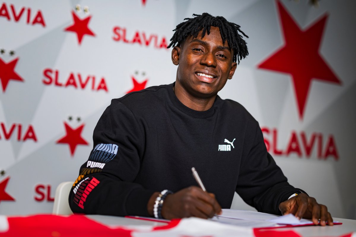 Slavia Prague sign David Moses