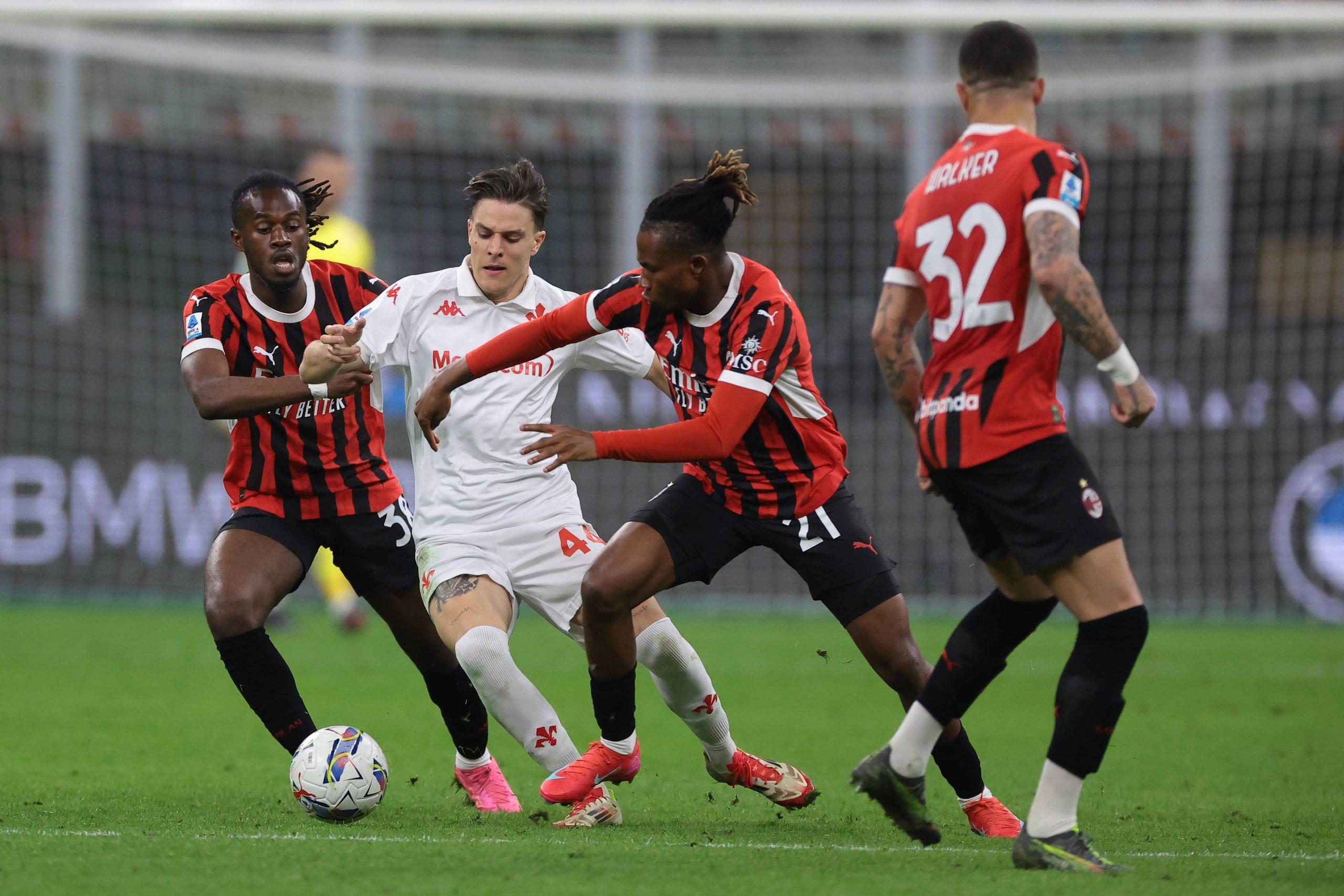  Kyle Walker of AC Milan looks on as Nicolo Fagioli of ACF Fiorentina is outnumbered by Warren Bondo and Samuel Chukwueze of AC Milan during the Serie A match at Giuseppe Meazza