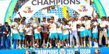 WATCH: Amunike ‘dusted’ by ex-Golden Eaglets coach Olanrewaju in Owerri as Enyimba wallop Heartland