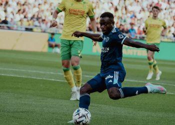 Watch: Nantes welcome back Moses Simon with incredible tribute on his return with Paris FC