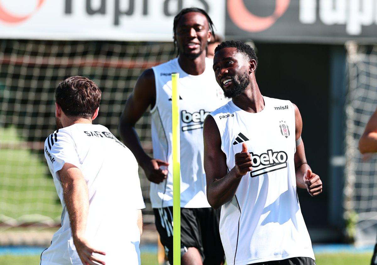 Wilfred Ndidi with Tammy Abraham in a training session at Besiktas