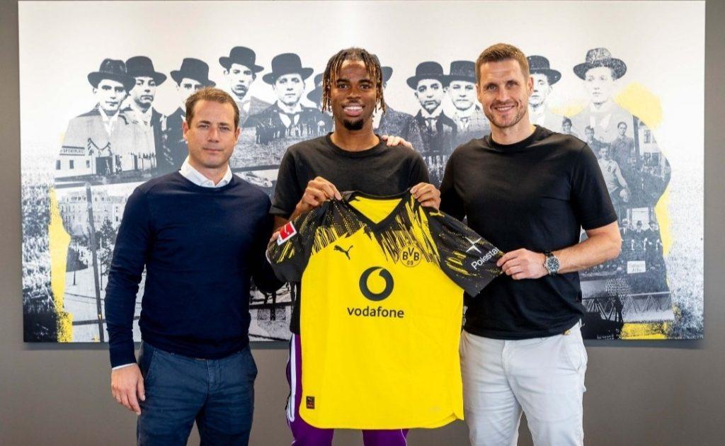 Carney Chukwuemeka signs for Borussia Dortmund from Chelsea alongside Sebastien Kehl
