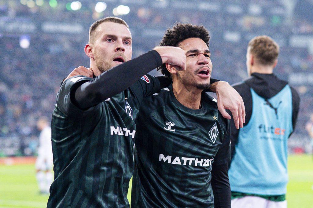 Marvin Ducksch celebrates after his goal to 2 2 with Justin Njinmah Bremen