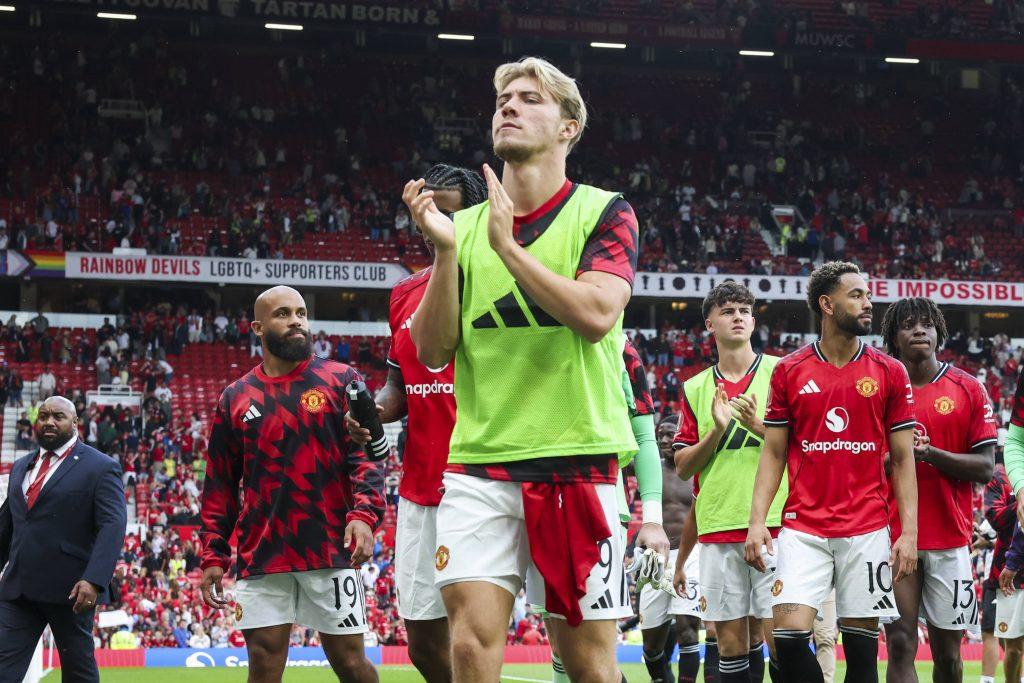 Rasmus Hojlund applauds the fans of Manchester United