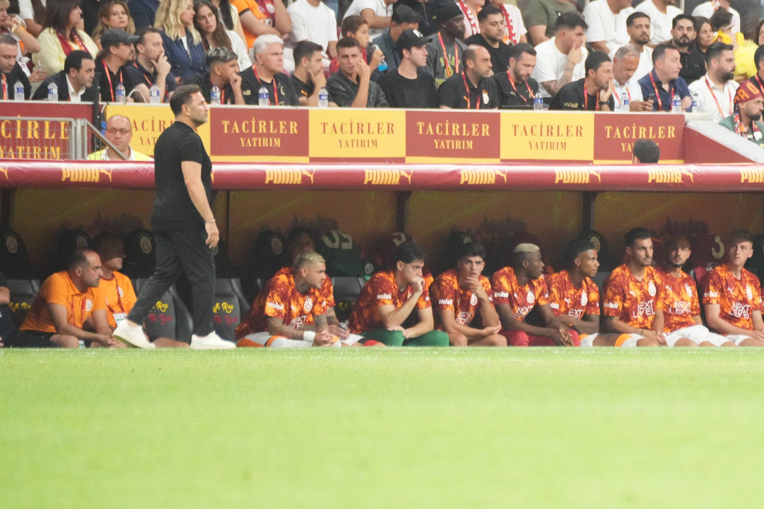 Coach Okan Buruk of Galatasaray during the Turkish Trendyol Super League match between Galatasaray and Fatih Karagümrük