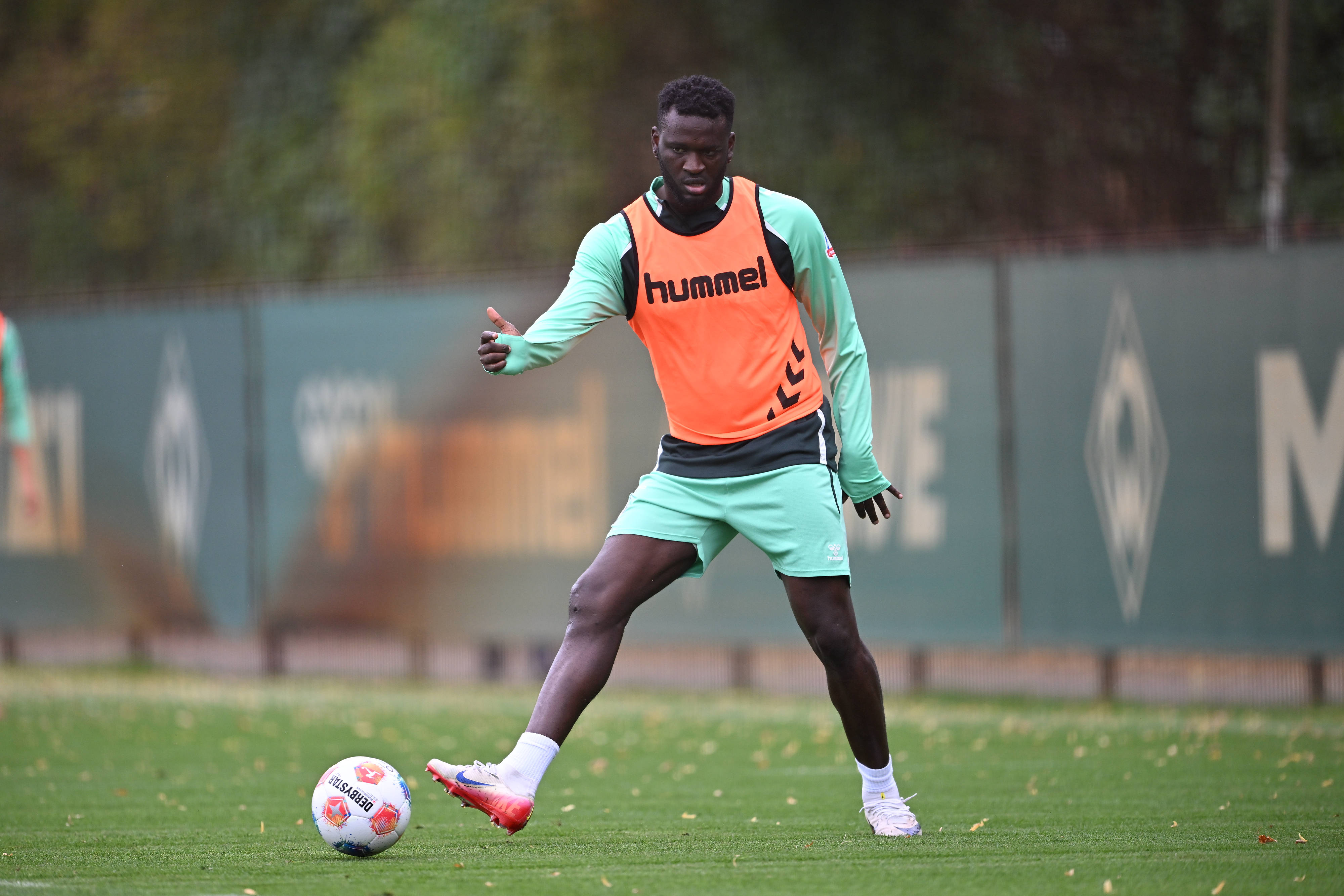 Victor Boniface: Leverkusen star takes first steps on the pitch post-knee surgery (video)