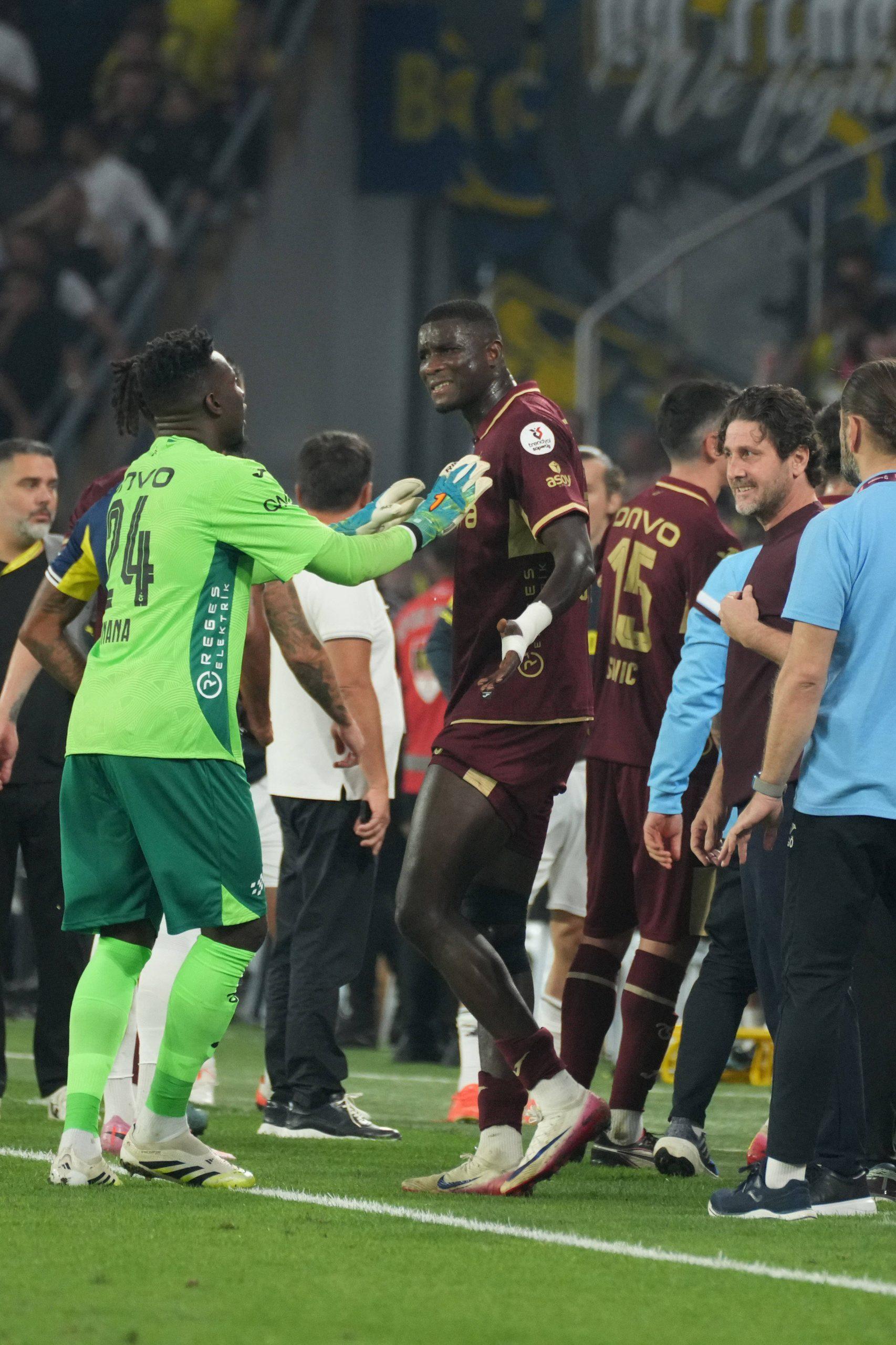 Goalkeeper Andre Onana and Paul Onuachu of Trabzonspor during theTrendyol Turkish Super League match between Fenerbahce and Trabzonspor