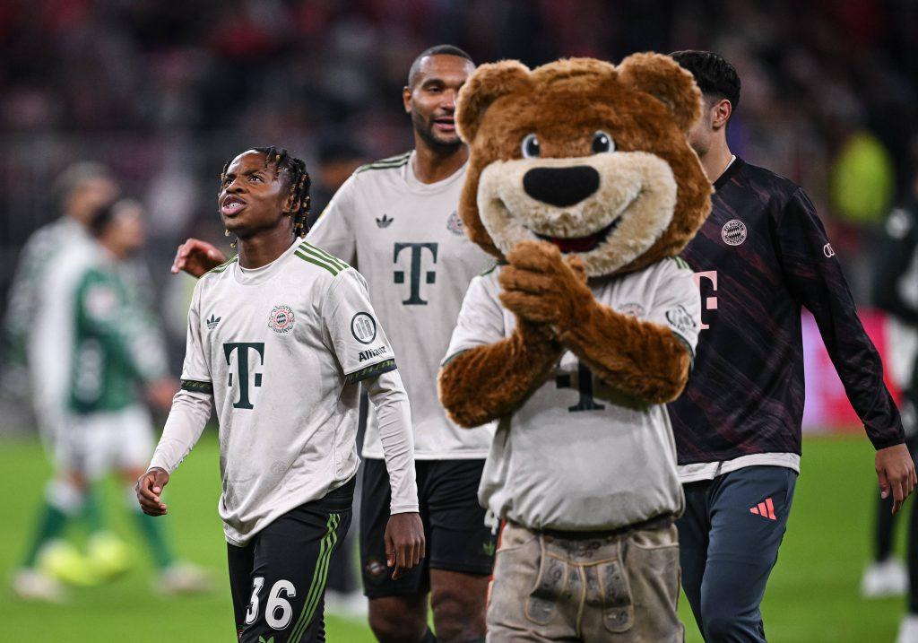 Wisdom Mike, Jonathan Tah and FC Bayern mascot Berni in costume from left to right