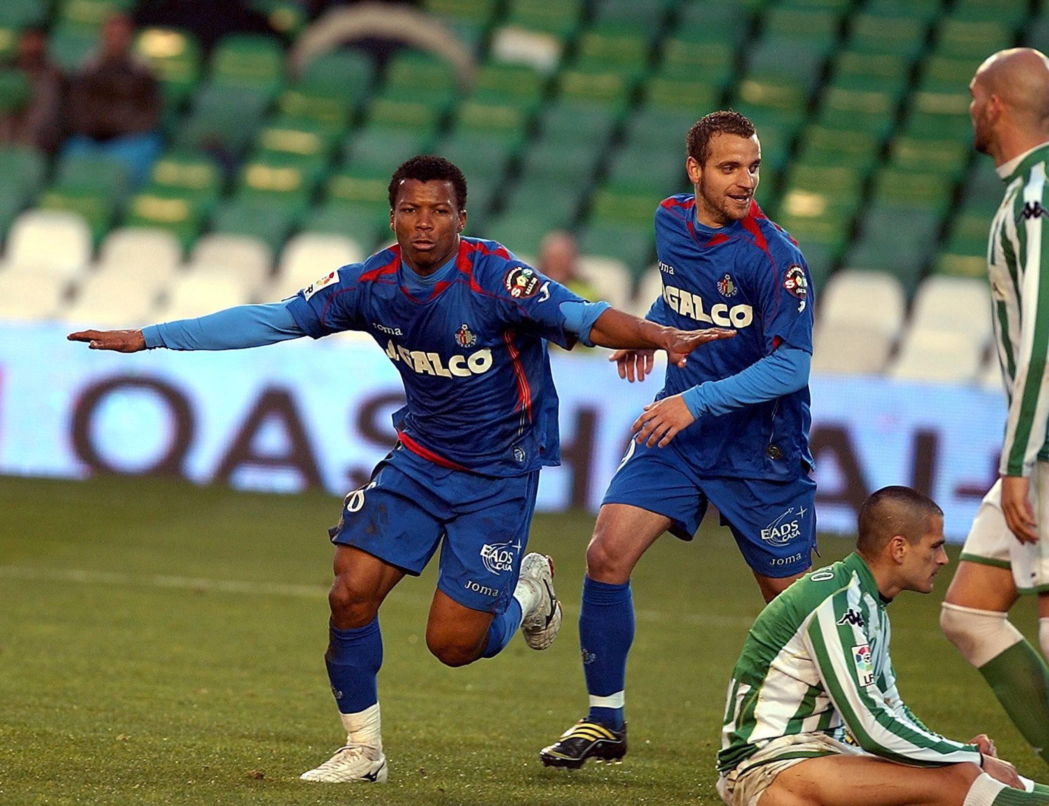 Ikechukwu Uche (li.) And Roberto Soldado