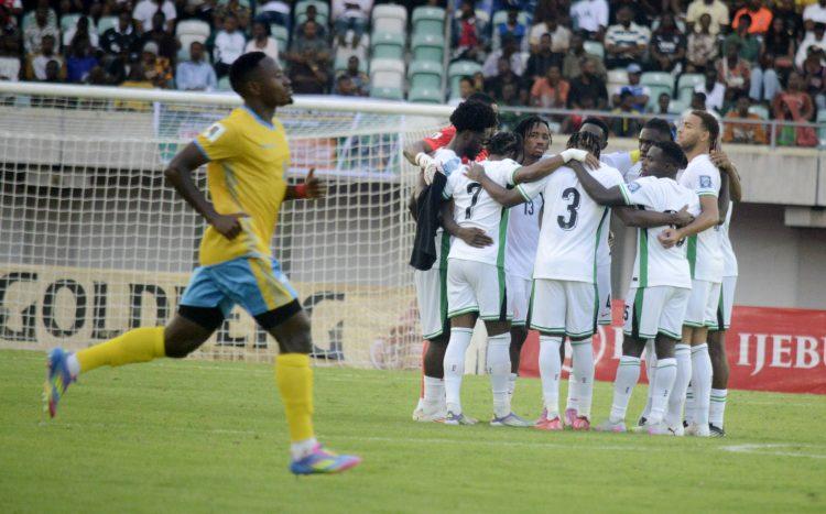 2026 FIFA World Cup, WM, Weltmeisterschaft, Fussball Qualifier: Nigeria Beat Rwanda 1-0 In Uyo A Rwanda player runs past the circled Super Eagles during the 2026 FIFA World Cup Qualifier match between Nigeria s Super Eagles and Rwanda s Amavubi, which Nigeria wins 1-0, at Godswill Akpabio Stadium in Uyo, Akwa Ibom State, Nigeria, on September 6, 2025. Uyo Nigeria PUBLICATIONxNOTxINxFRA