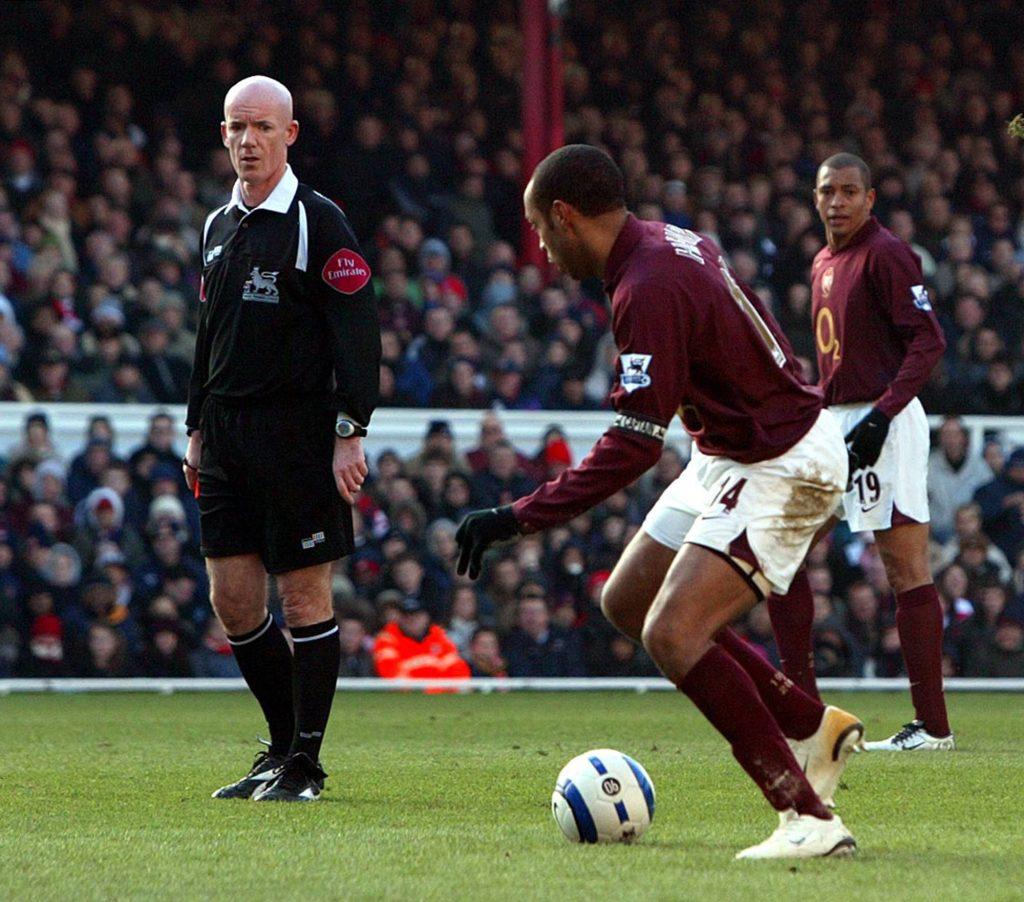 Dermot Gallagher (England) schaut Thierry Henry (Arsenal)