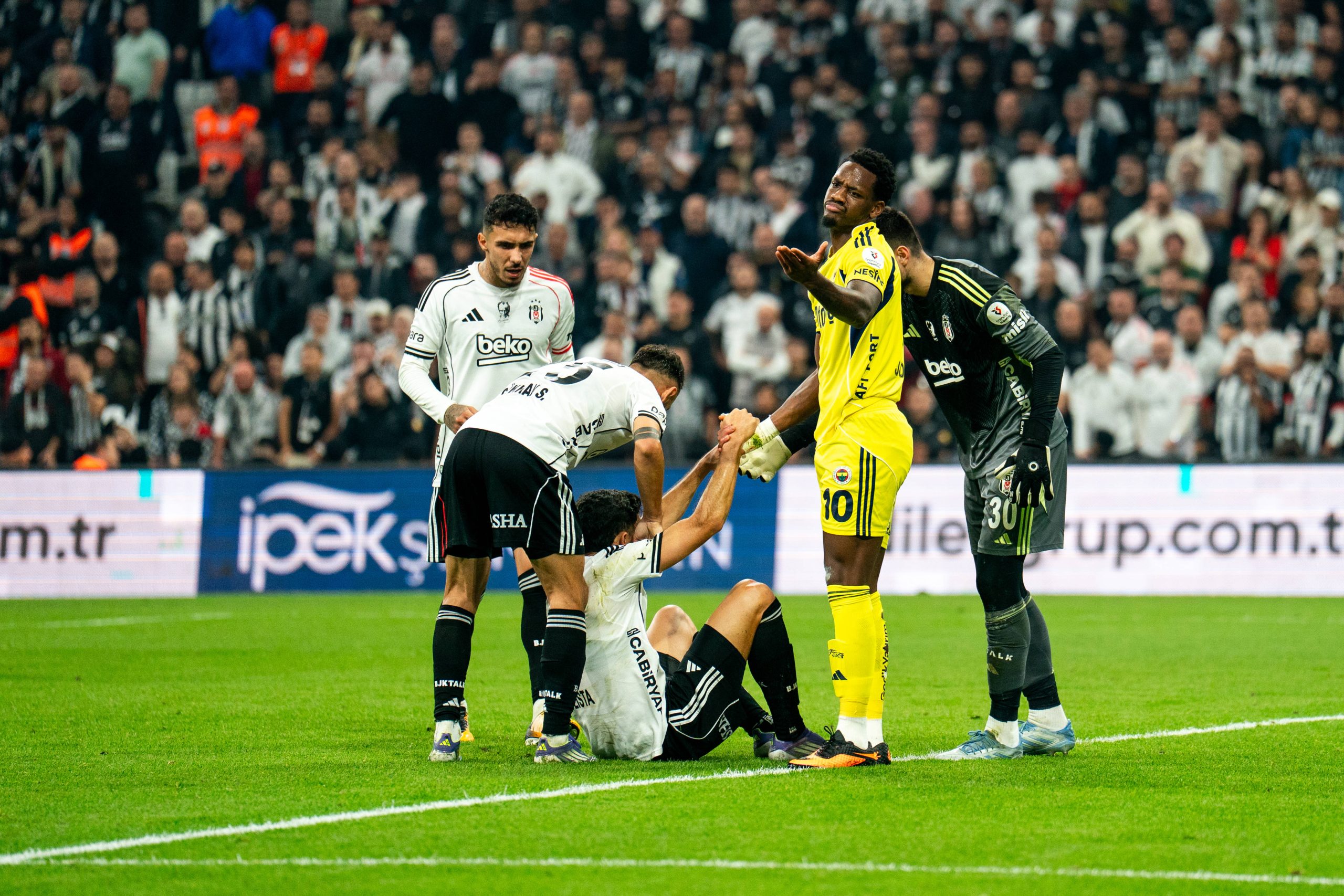 Jhon Duran is in action during the Trendyol Super League match between Besiktas and Fenerbahce