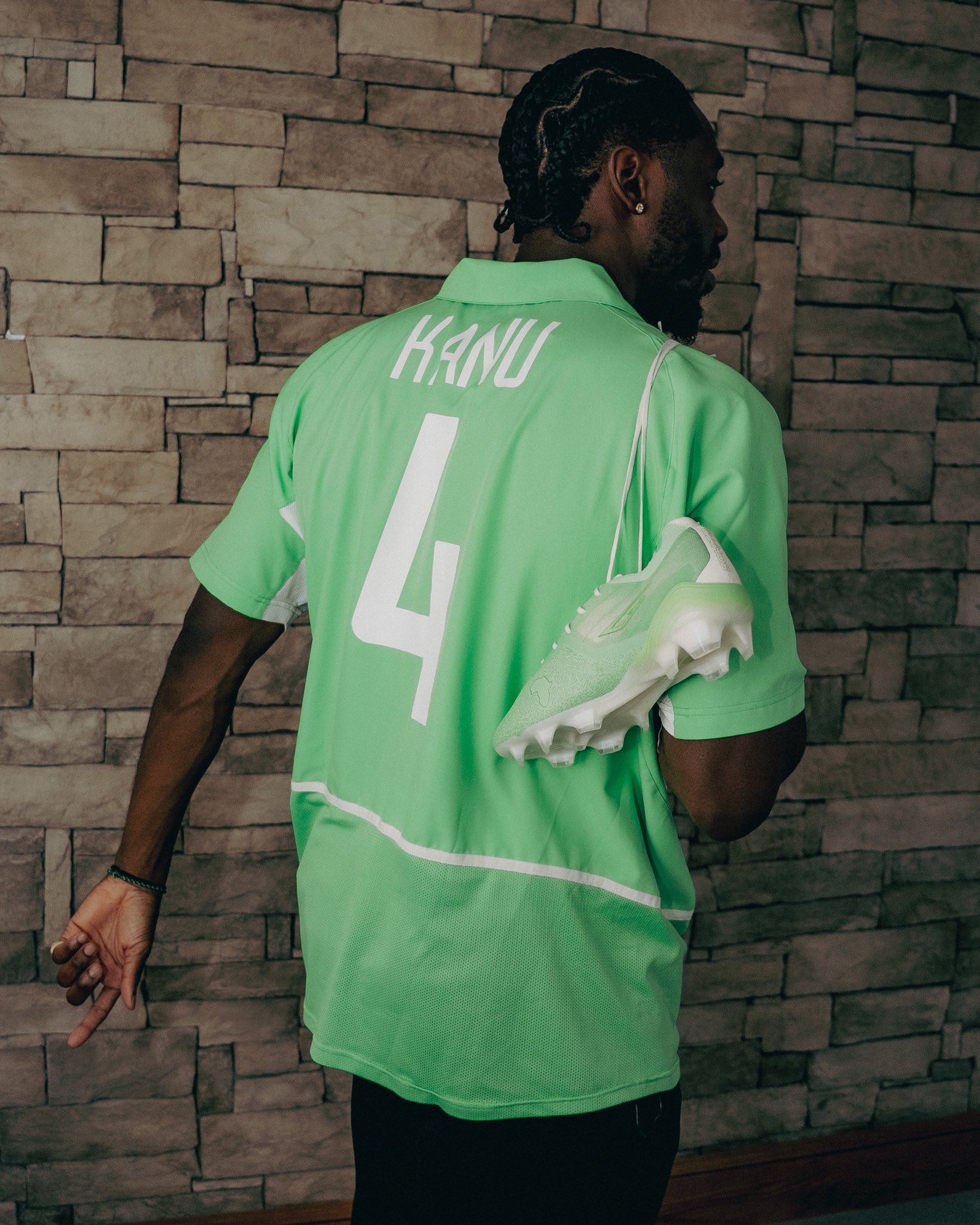 Former Chelsea talent Ola Aina rocks Nwankwo Kanu jersey