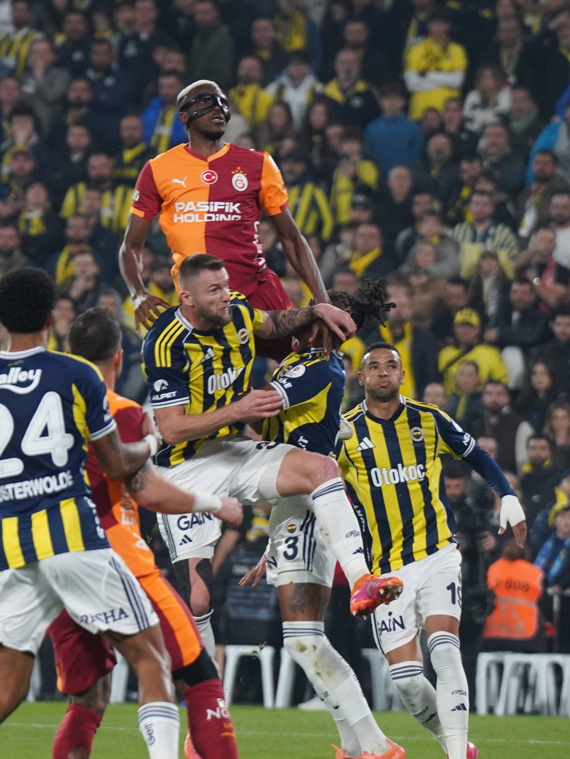 Archie Brown and Victor Osimhen battle for the ball during the Turkish Super Lig match between Fenerbahce SK and Galatasaray SK