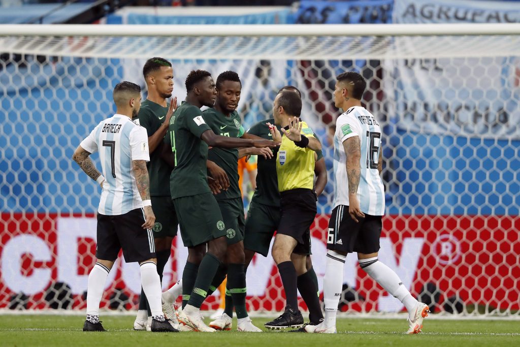 Ever Banega, William Troost-Ekong, Wilfred Ndidi, John Obi Mikel, referee Cuneyt Cakir, Marcos Rojo