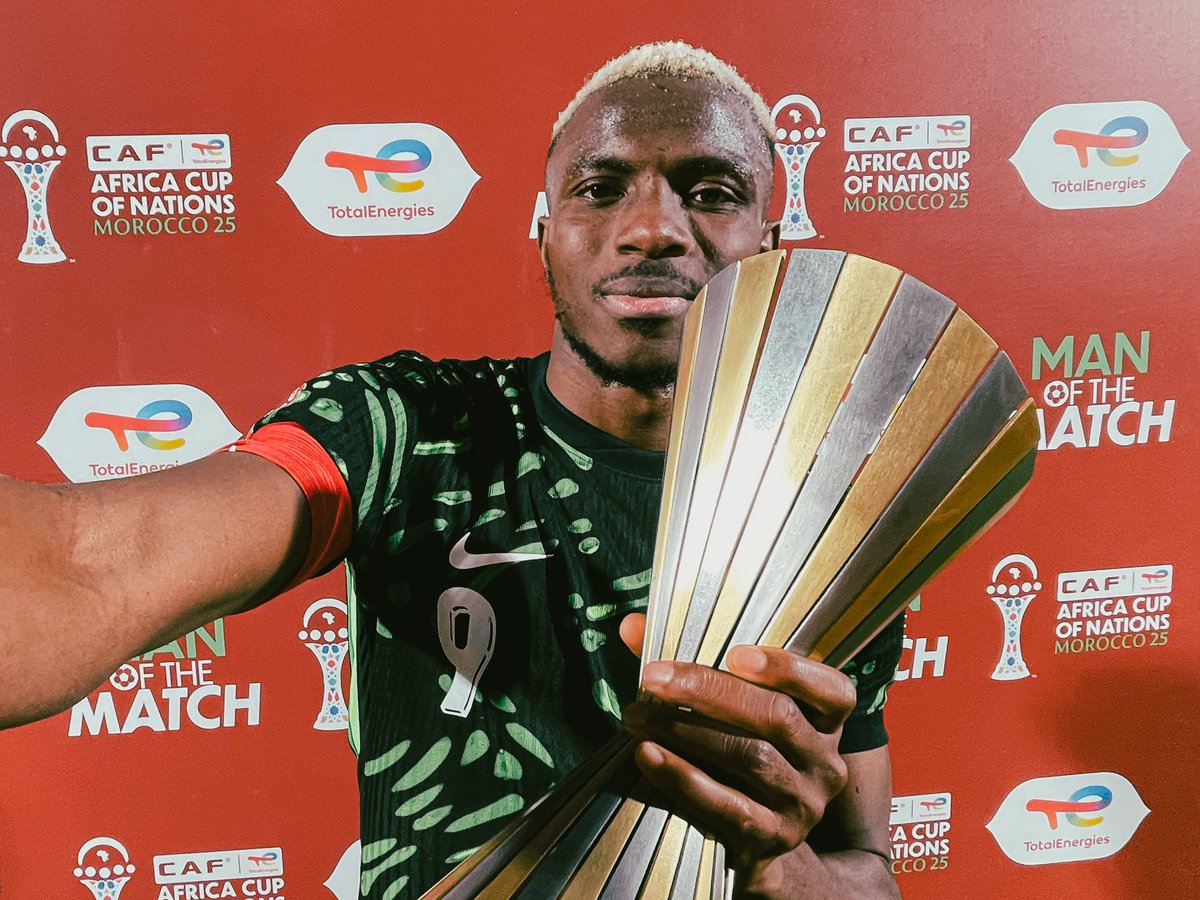 Victor Osimhen with his MOTM award against Algeria