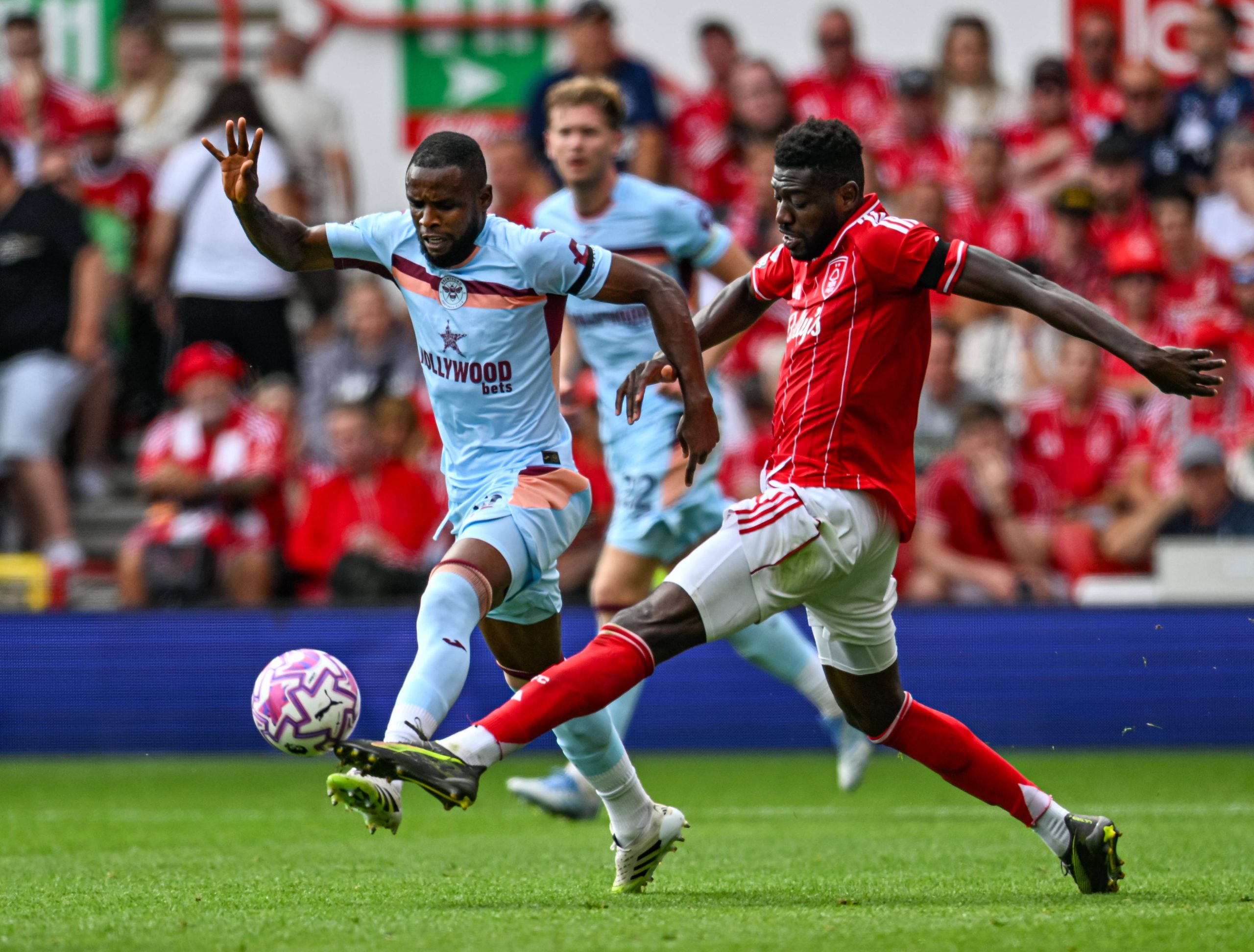 Ibrahim Sangare of Nottingham Forest beats Frank Onyeka of Brentford to the ball