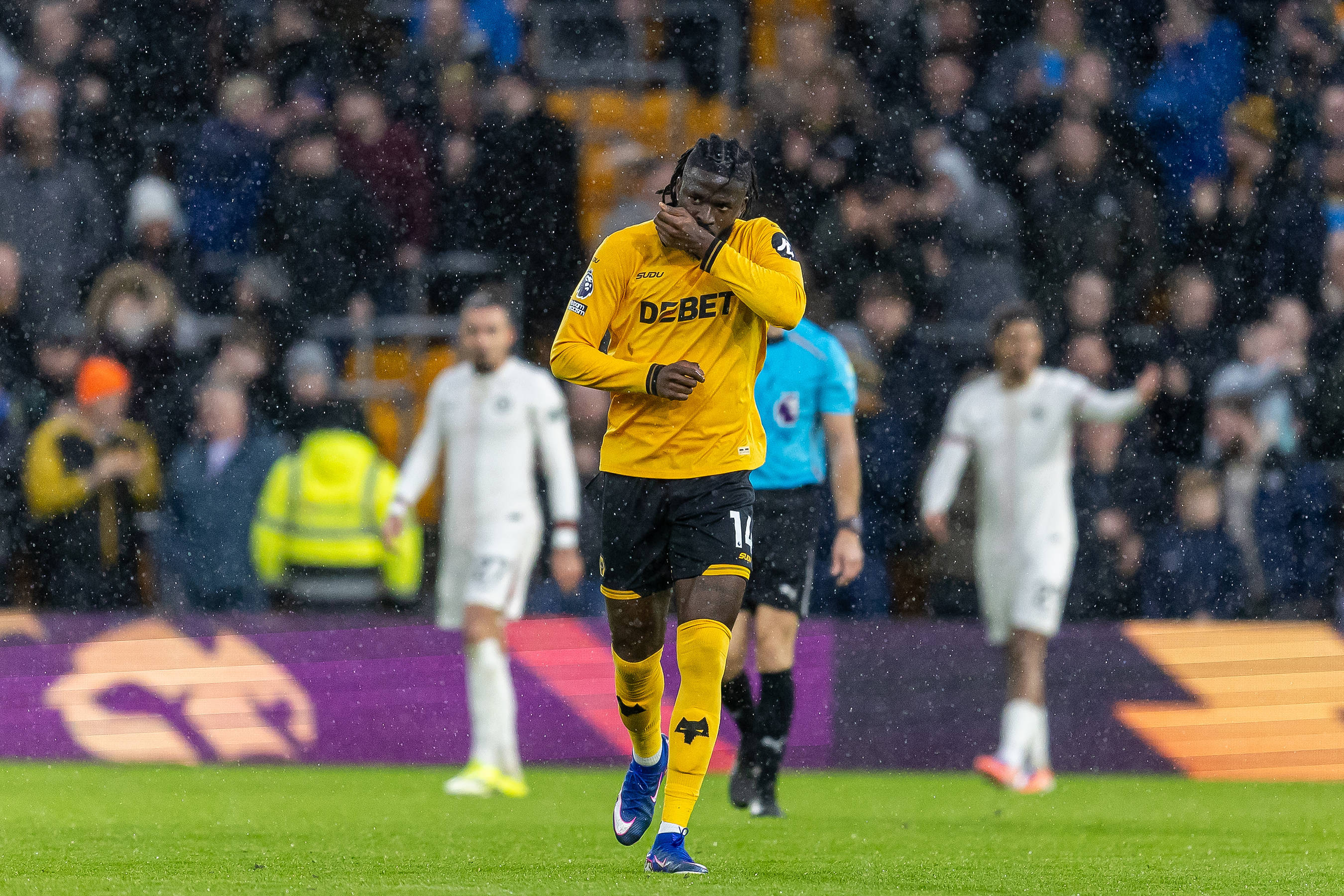 “They can do more” – Wolves coach breaks silence on the racial abuse suffered by Arokodare