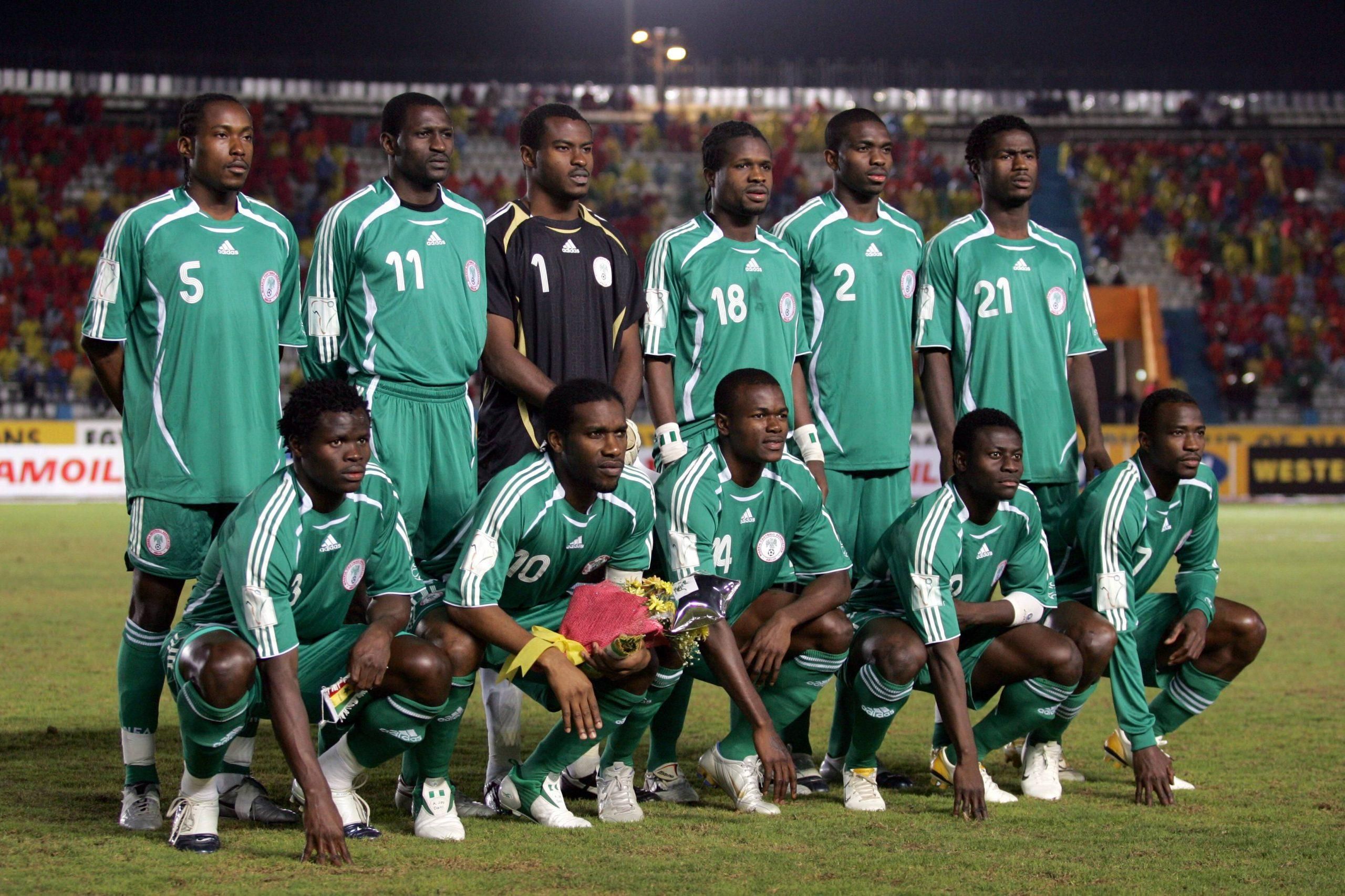  Chidi Odiah, Garba Lawal, Torwart Vincent Enyeama, Christian Obodo, Joseph Yobo, Obinna Nwaneri; vorn: Taye Taiwo, Augustine Jay-Jay Okocha, Victor Nsofor Obinna, Obafemi Martins, John Utaka 