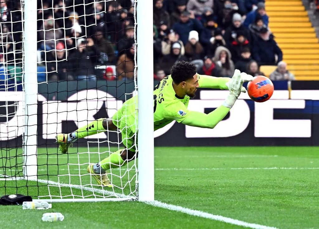 Maduka Okoye makes a penalty save from Riccardo Orsolini in Udinese's 3-0 loss to Bologna