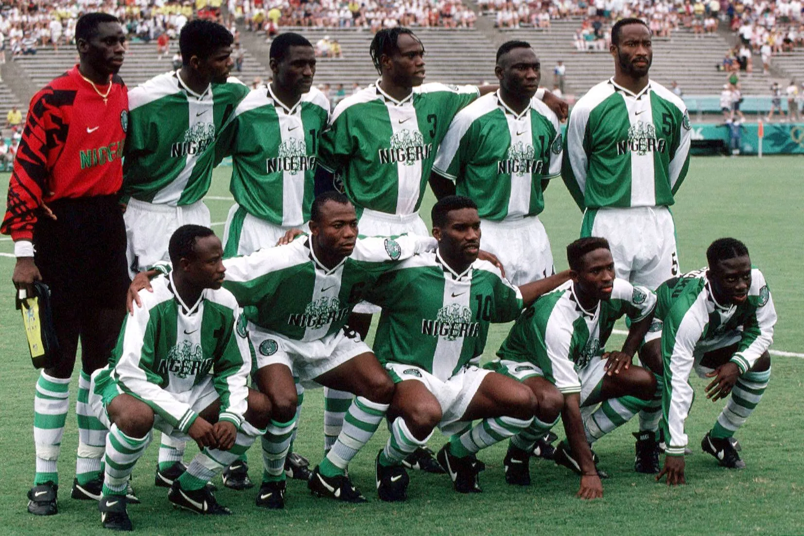 H.R.v.l.: Torwart Dosu, Nwanko (Nwankwo) Kanu, Viktor (Victor) Nosa Ikpeba, Taribo West, Daniel Amokachi, Uche; v.R.v.l.: Babangida, Amunike, Augustine JayJay Okocha, Celestine Babayaro, Obaraku

H r v l Goalkeeper Dosu Nwanko Nwankwo Canoe Viktor Victor Nosa Ikpeba Taribo West Daniel Amokachi Uche v r v l Babangida Amunike Augustine JayJay Okocha Celestine Babayaro Obaraku