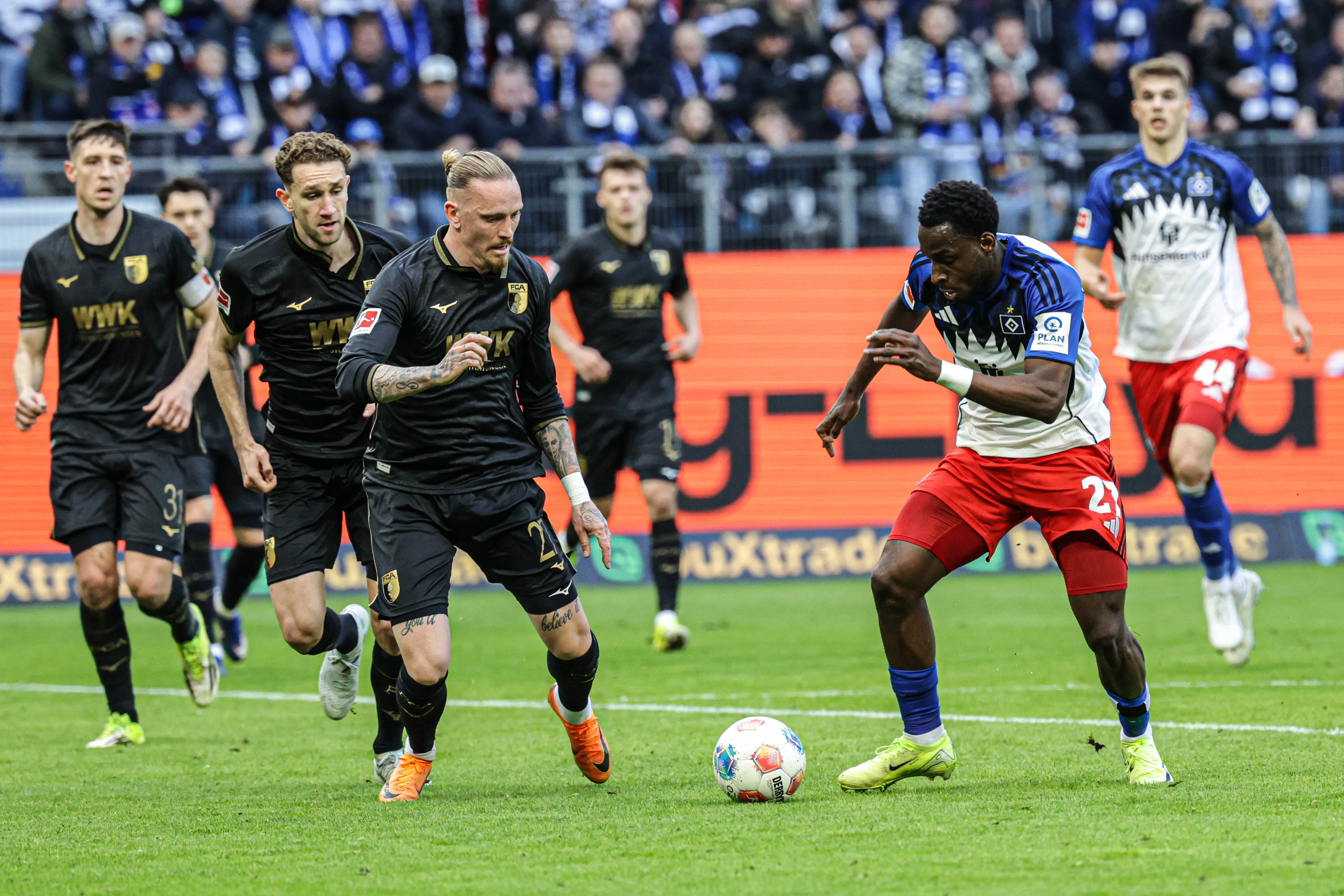 Marius Wolf of, FC Augsburg and Philip Otele of Hamburger SV