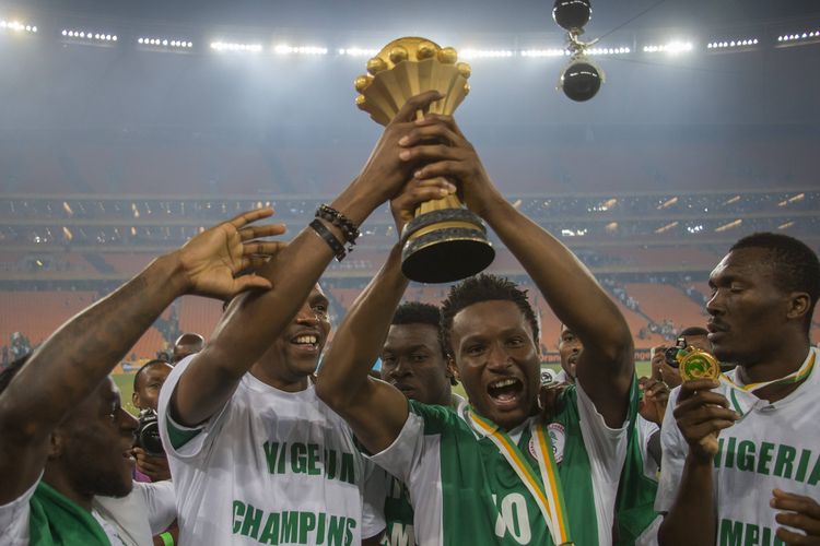 Chelsea great John Obi Mikel with the 2013 AFCON trophy. 