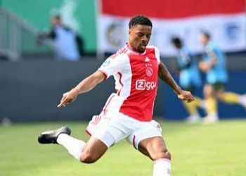 “He would return to England in a year”-  Veteran England coach advises Maurice Steijn on best position for Akpom at Ajax