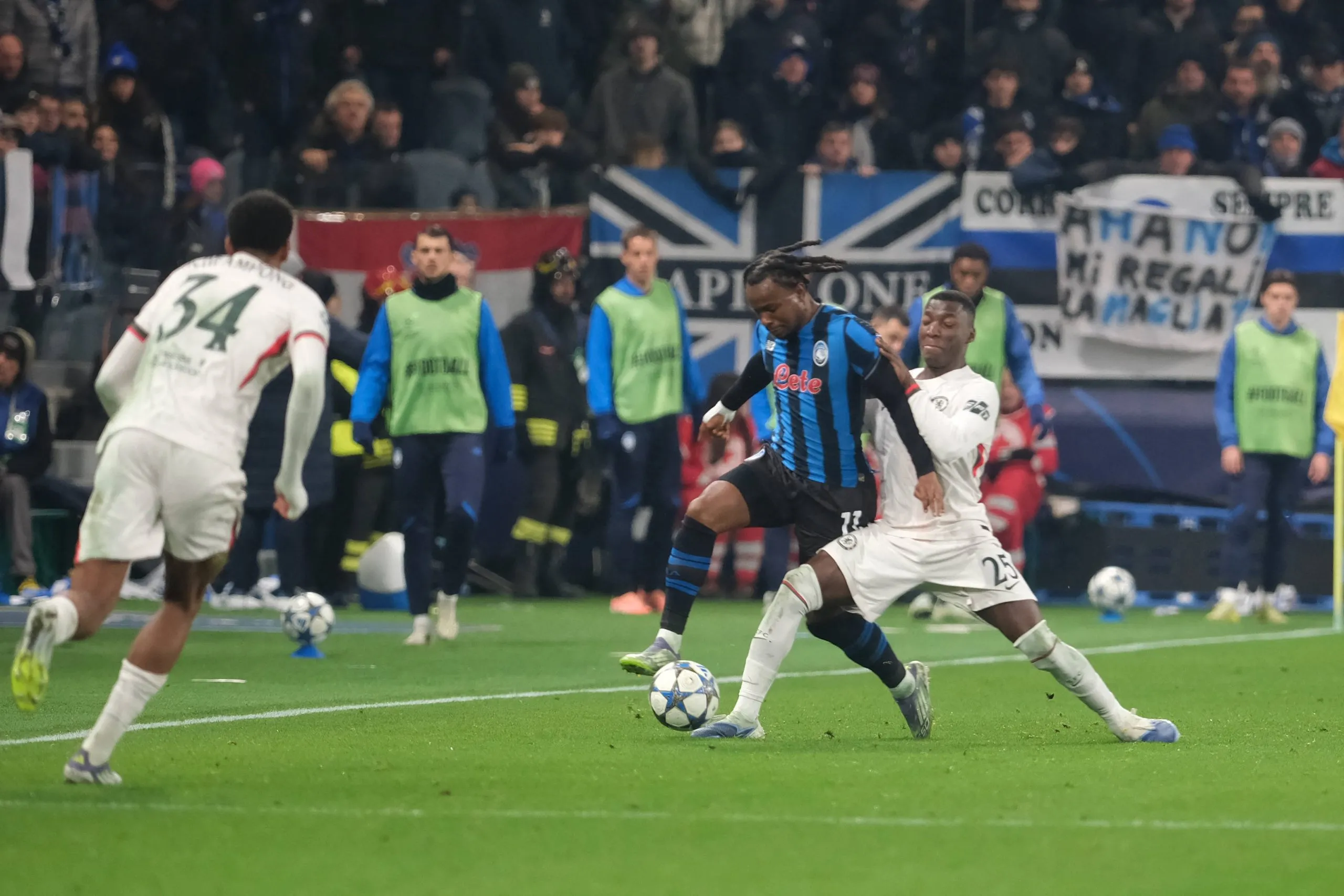 Ademola Lookman tackled by Moises Caicedo during the UEFA Champions League 2025/2026, League Phase MD6 football match between Atalanta BC and Chelsea Football Club