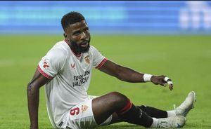 “They disrespected him” – Finidi George blows hot at Sevilla after poor Kelechi Iheanacho treatment