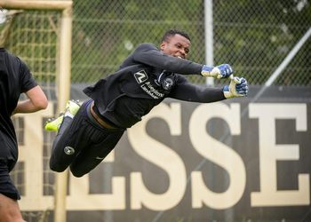 Teenage Nigerian goalkeeper in Europe reveals Premier League ambition