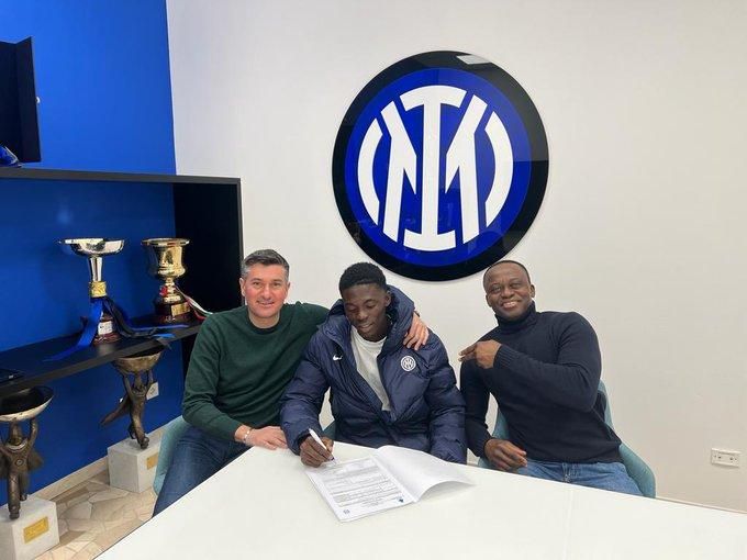 Ebenezer Akinsanmiro signs for Inter Milan (Photo by Imago)