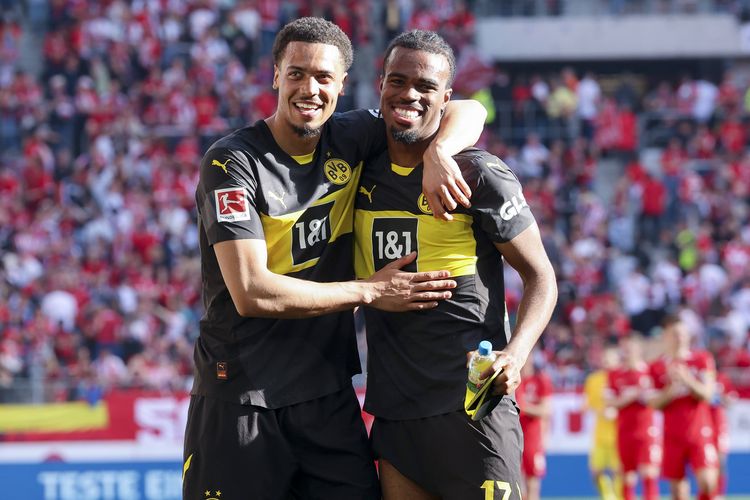 Borussia Dortmund stars with Nigerian roots: Felix Nmecha (L) and Carney Chukwuemeka. 