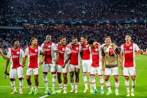 “This boy can defend” – Feyenoord legend Hanegem believes Super Eagles star is a scapegoat for poor Eredivisie champions