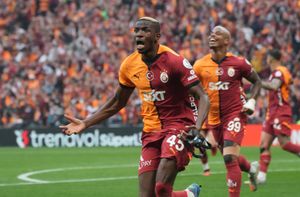 “Stay at Galatasaray if Juve can’t pay” – Ex-Super Eagles star advises Osimhen amid transfer tussle