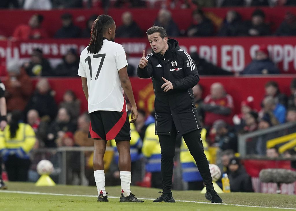 Marco Silva manager of Fulham instructs Alex Iwobi