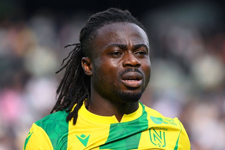 Former Super Eagles coach urges Moses Simon to remain in France amidst Everton links