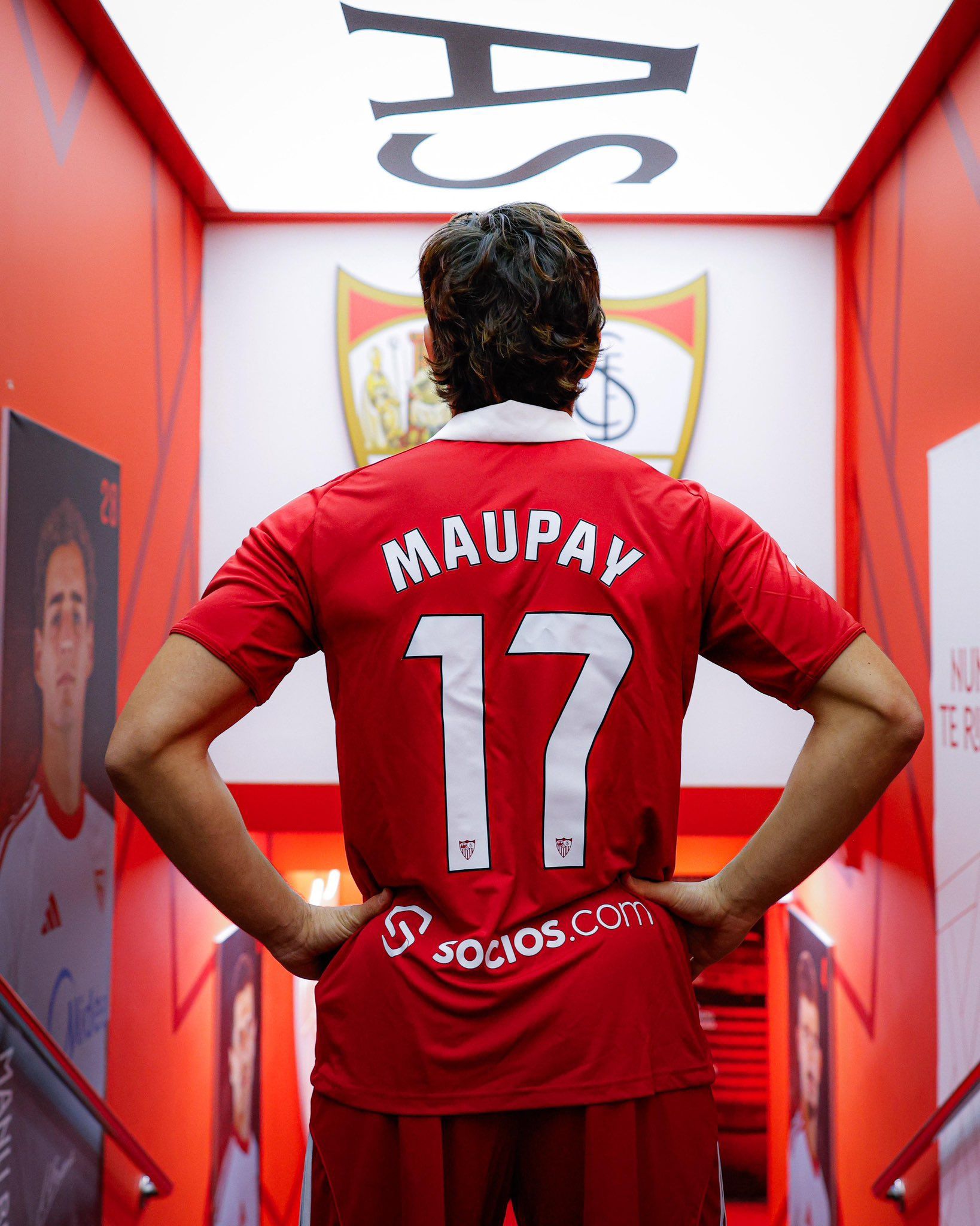 Neal Maupay signs for Sevilla FC