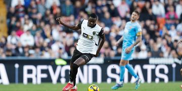 Real Sociedad eye Umar Sadiq’s return from Valencia as key to Luis Suárez transfer