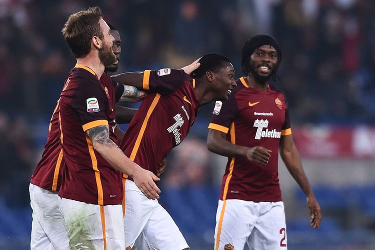 Umar Sadiq and AS Roma stars celebrate