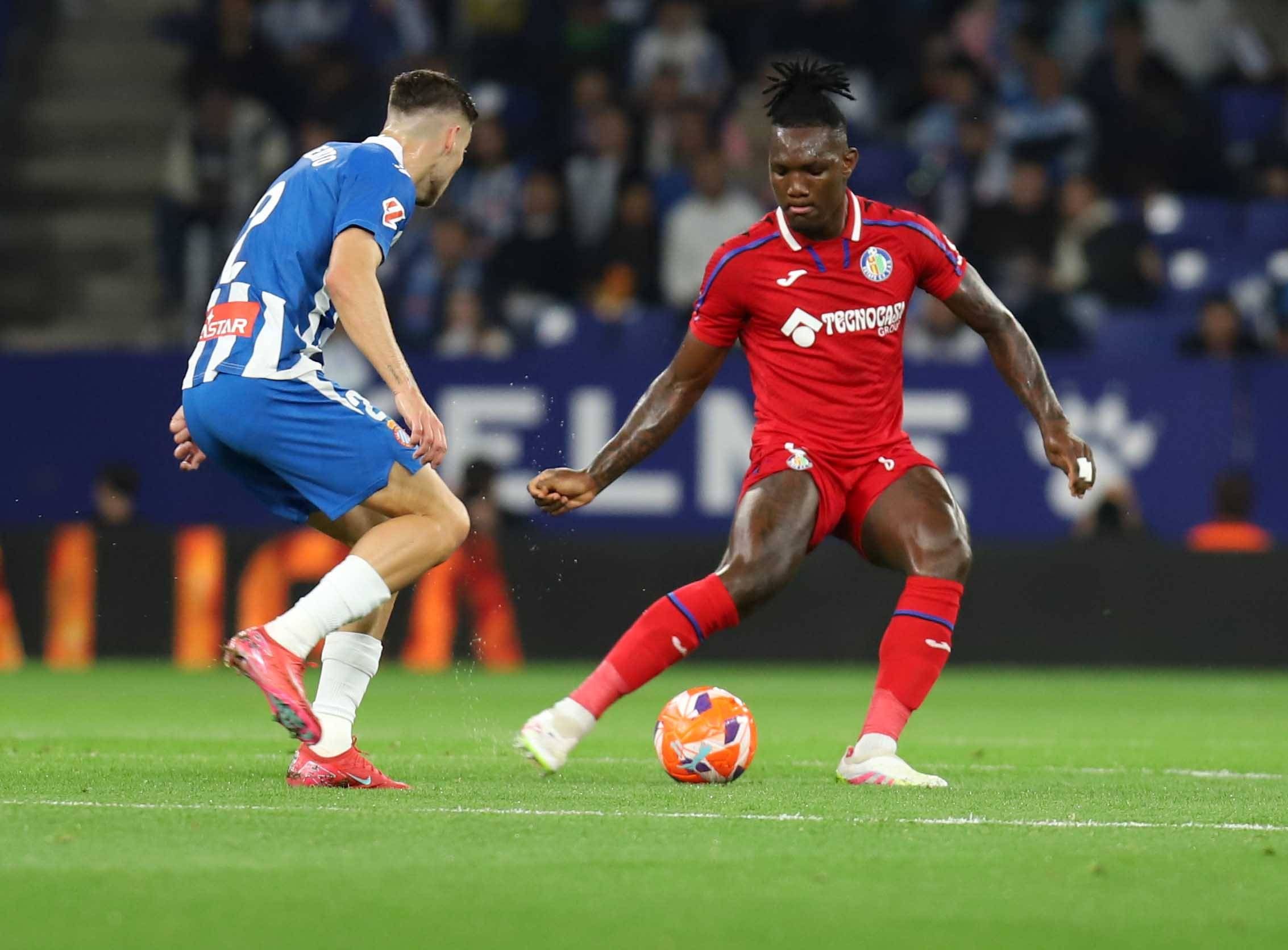 Roberto Espanyol and Christantus Uche Getafe CF battle for the ball during the La Liga EA Sports between Espanyol and Getafe CF at RCDE Stadium