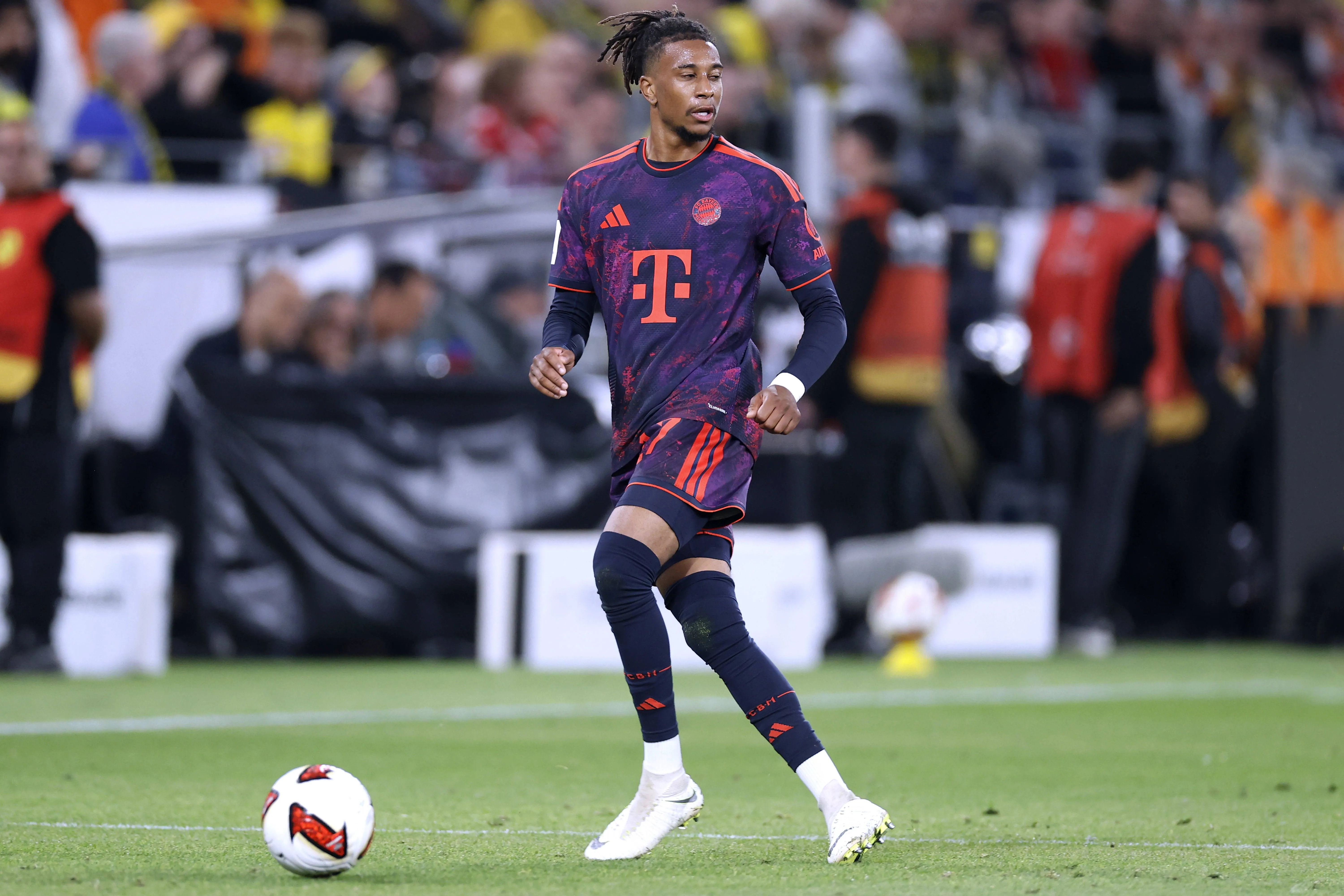 Michael Olise forvFC Bayern Muenchen 