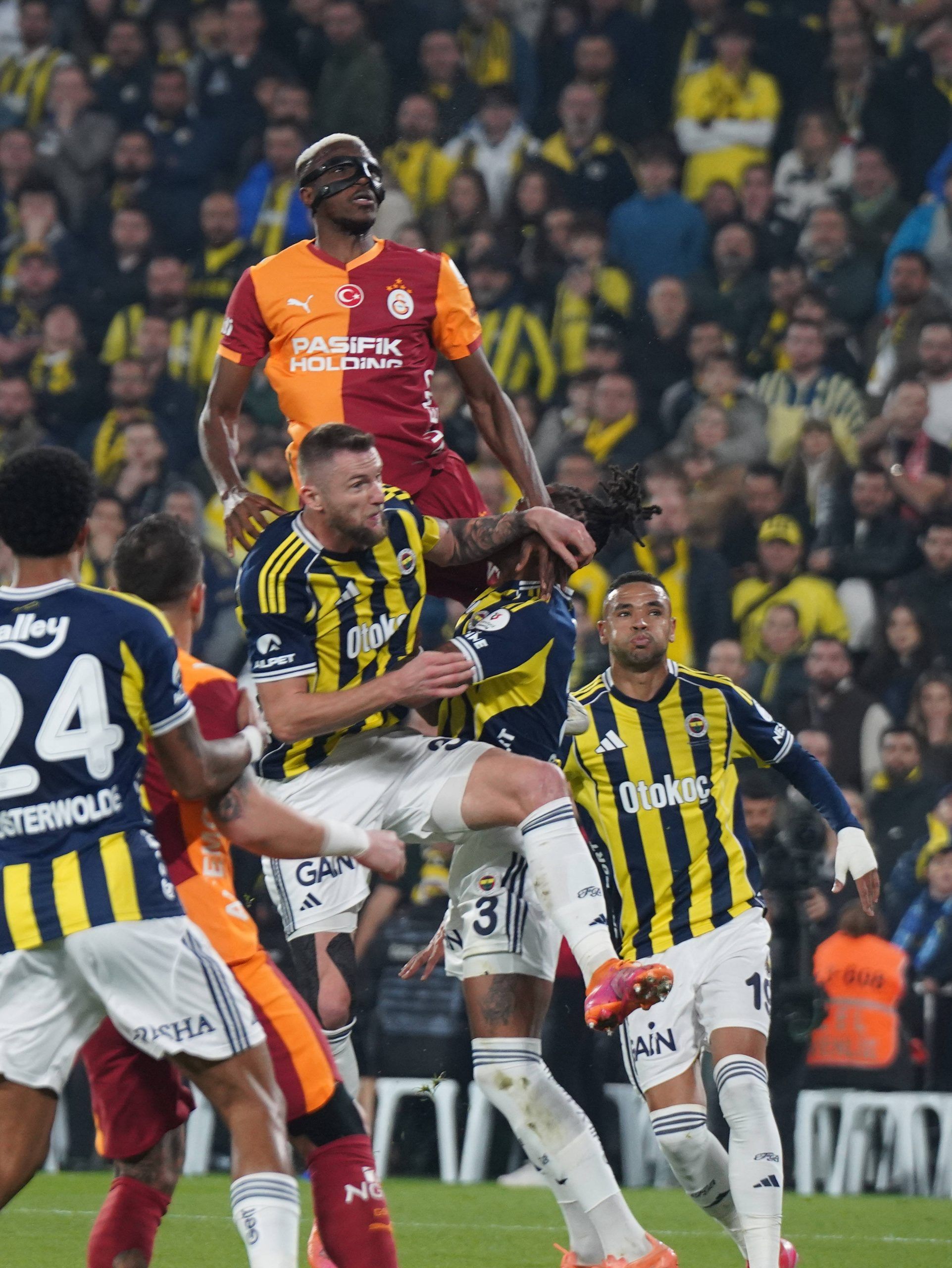 Milan Skriniar L , Archie Brown 3 of Fenerbahce and Victor Osimhen 45 battle for the ball during the Turkish Super League derby match between Fenerbahce SK and Galatasaray SK
